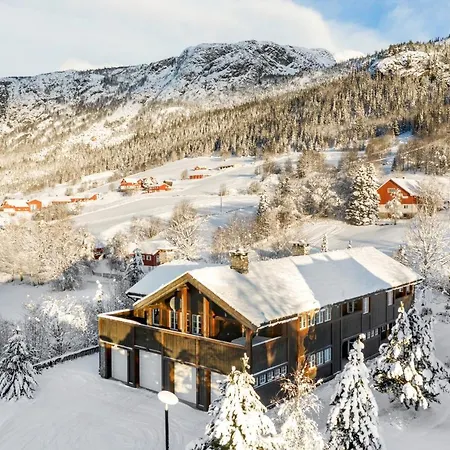 Spacious With 2 Bedrooms, Fireplace, And Mountain Views *