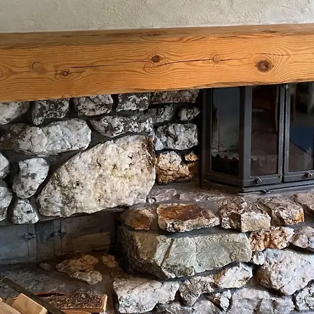 Apartment Spacious With 2 Bedrooms, Fireplace, And Mountain Views *